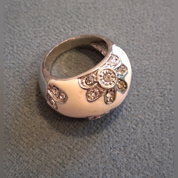 Estate Jewelry - Silver White Floral Dome Ring